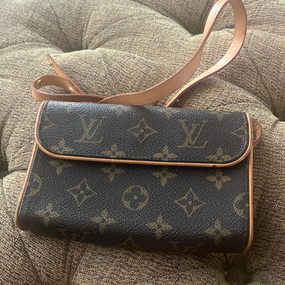 LV authentic 100% Fanny pak , super fashionable